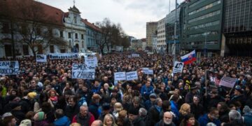Mii de slovaci ies în stradă pentru a protesta față de diminuarea sancțiunilor pentru infracțiunile de corupție