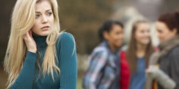 Arta de a nu-ți păsa de gura lumii și beneficiile ei