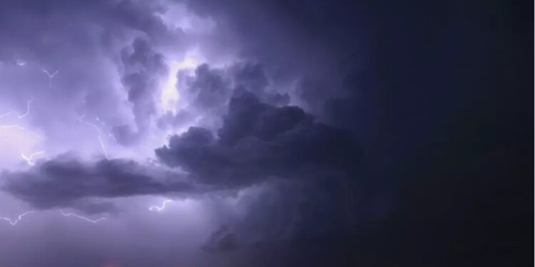 Ciclonul Ashley se apropie de România: Avertizări meteo de vreme severă și schimbări bruște de temperatură