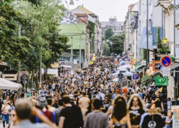 Psihologia maselor// De la teoriile clasice la dinamica digitală și la ce să ne așteptăm în viitor