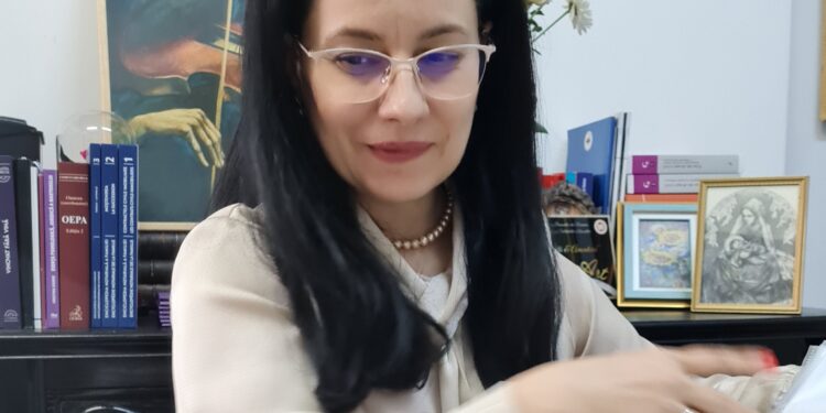 Așteptăm răspunsul decanului Emanuela Antonescu la acuzațiile grave aduse de avocata Cristina Dobre în 24 de ore, conform art. 8 alin 5 din Legea 544/2001