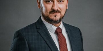 Valentin Jucan, de la arcuș la ciocan sau ascensiunea fulminantă a violoncelistului în postura de gardian al libertății presei