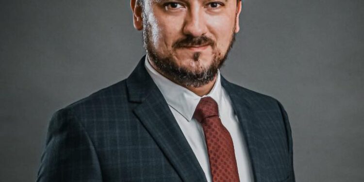 Valentin Jucan, de la arcuș la ciocan sau ascensiunea fulminantă a violoncelistului în postura de gardian al libertății presei