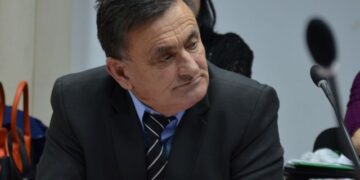 Viceprimarul Alexandru Săraru și consilierul local Gheorghe Sîrbu l-au pus la colț pe Polițeanu. Subvenția merge până în septembrie, dar nu au primit sprijinul consilierilor locali pentru a reduce tariful plătit de populație la 300 de lei…încă