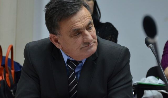 Viceprimarul Alexandru Săraru și consilierul local Gheorghe Sîrbu l-au pus la colț pe Polițeanu. Subvenția merge până în septembrie, dar nu au primit sprijinul consilierilor locali pentru a reduce tariful plătit de populație la 300 de lei…încă