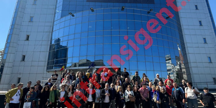 Explozie de solidaritate la Teatrul „Toma Caragiu”, 80 de colegi sar în sprijinul Mihaelei Rus. Felicitări pentru solidaritate!