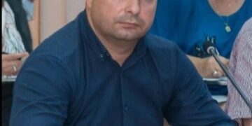 Consilierii locali își caută dreptatea cu avocat, după ce “Departamentul Juridic” a preferat să-l pupe-n dos pe Polițeanu și să nu apere interesele Consiliului Local