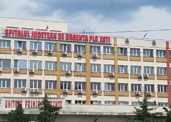 Pacient de 85 de ani în stare critică după ce a căzut de pe targă în curtea spitalului judeţean din Ploieşti. Vezi cine e pacientul