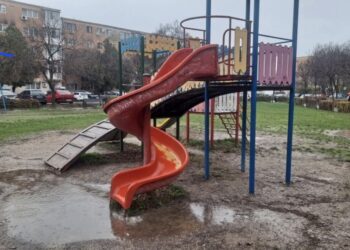 Parcul dintre blocurile din zona “George Emil Palade”, lăsat în paragină. Primarul, din nou absent din peisaj