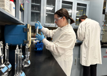 Pe ce se bazează, de fapt, analizele laboratoarelor sanitare? Diferența ascunsă dintre laborator autorizat și laborator acreditat