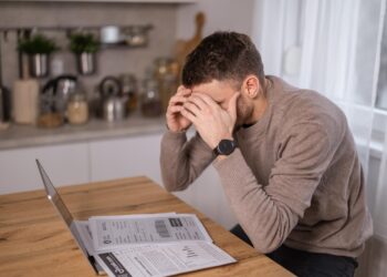 Austeritatea lovește și în mintea oamenilor. Intransigent vă prezintă ce spun studiile internaționale care arată că recesiunile cresc depresia, anxietatea și chiar suicidul