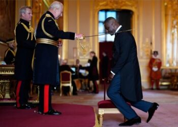 Regele Charles l-a înnobilat pe Idris Elba. Cum a ajuns un băiat ajutat de o fundație regală să primească titlul de „Sir”