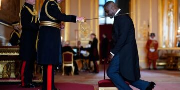 Regele Charles l-a înnobilat pe Idris Elba. Cum a ajuns un băiat ajutat de o fundație regală să primească titlul de „Sir”