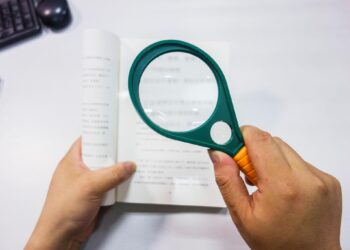 Trei decenii de reforme în educație, milioane cheltuite și întrebarea pe care România evită să și-o pună: cum e posibil ca 43% dintre români să citească fără să mai înțeleagă?