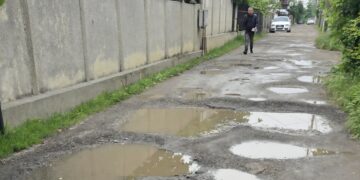 Locuitorii de pe strada Furnalului amenință Primăria Ploiești și pe primarul Mihai Polițeanu cu procese