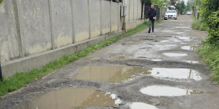 Locuitorii de pe strada Furnalului amenință Primăria Ploiești și pe primarul Mihai Polițeanu cu procese