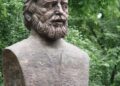 „Vor să dea jos statuia tatălui meu”. Cine cere eliminarea bustului lui Adrian Păunescu și adevărul incomod din spatele disputei