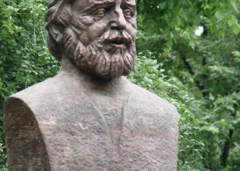„Vor să dea jos statuia tatălui meu”. Cine cere eliminarea bustului lui Adrian Păunescu și adevărul incomod din spatele disputei