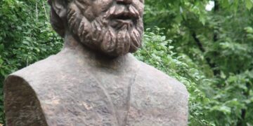 „Vor să dea jos statuia tatălui meu”. Cine cere eliminarea bustului lui Adrian Păunescu și adevărul incomod din spatele disputei