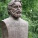 „Vor să dea jos statuia tatălui meu”. Cine cere eliminarea bustului lui Adrian Păunescu și adevărul incomod din spatele disputei