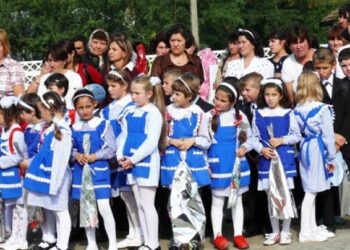Uniforma școlară obligatorie revine în Parlament. Disciplină, egalitate sau o nouă obligație pusă pe umerii familiilor?