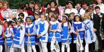 Uniforma școlară obligatorie revine în Parlament. Disciplină, egalitate sau o nouă obligație pusă pe umerii familiilor?