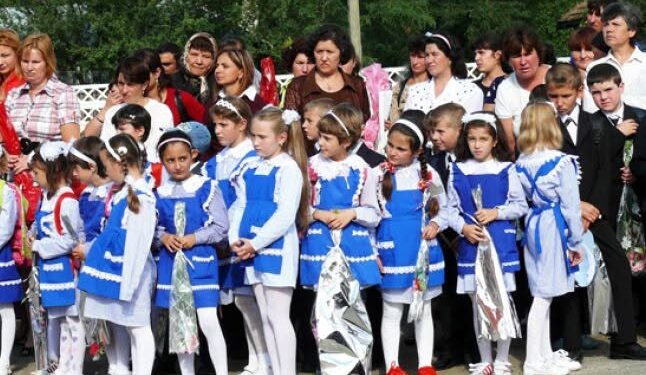 Uniforma școlară obligatorie revine în Parlament. Disciplină, egalitate sau o nouă obligație pusă pe umerii familiilor?