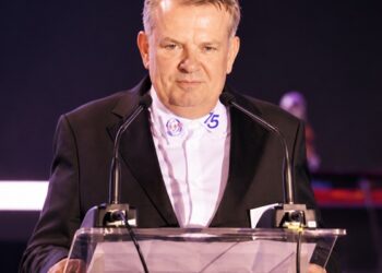 Din lista primilor susținători BuchARTest ies la suprafață două nume: TIAB și Medis Work. Iar documentele duc spre familia Florea(II)