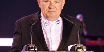 Din lista primilor susținători BuchARTest ies la suprafață două nume: TIAB și Medis Work. Iar documentele duc spre familia Florea(II)