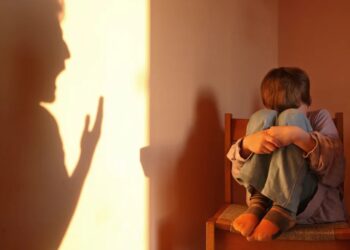 Copilul, psihologul și părintele care blochează ajutorul. Parlamentul vrea să schimbe Legea 272, dar statul trebuie să scrie limpede ce înseamnă „interesul superior al copilului”