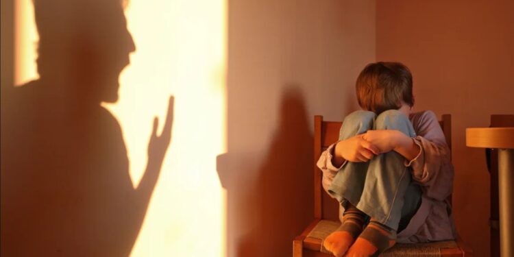 Copilul, psihologul și părintele care blochează ajutorul. Parlamentul vrea să schimbe Legea 272, dar statul trebuie să scrie limpede ce înseamnă „interesul superior al copilului”