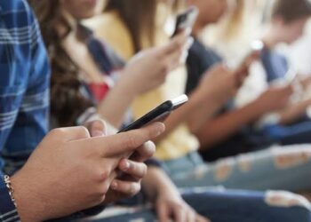 Sub 15 ani, fără rețele sociale? Parlamentul pregătește o barieră digitală pentru copii, dar cheia legii stă în felul în care va fi verificată vârsta