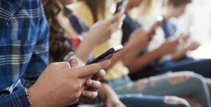 Sub 15 ani, fără rețele sociale? Parlamentul pregătește o barieră digitală pentru copii, dar cheia legii stă în felul în care va fi verificată vârsta