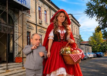 Scufița Roșie și Mini-Me, apărătorii Ploieștiului. Unul interpretează legea, celălalt cheamă Poliția