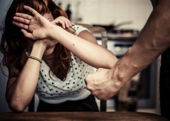 „România fără violență domestică” merge până în 2028. Parlamentul prelungește comisia, dar victimele au nevoie de protecție, nu de încă o promisiune instituțională