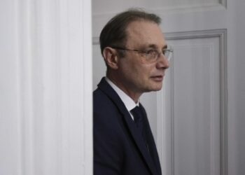 Noul Guvern își începe mandatul cu o ordonanță de urgență care reorganizează puterea și creează noi funcții de conducere. Cine plătește factura?