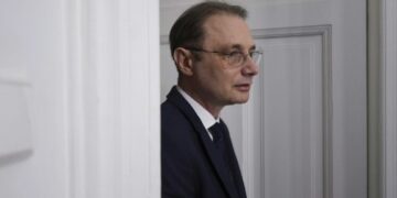Noul Guvern își începe mandatul cu o ordonanță de urgență care reorganizează puterea și creează noi funcții de conducere. Cine plătește factura?