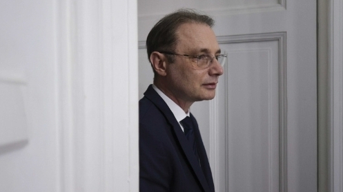 Noul Guvern își începe mandatul cu o ordonanță de urgență care reorganizează puterea și creează noi funcții de conducere. Cine plătește factura?