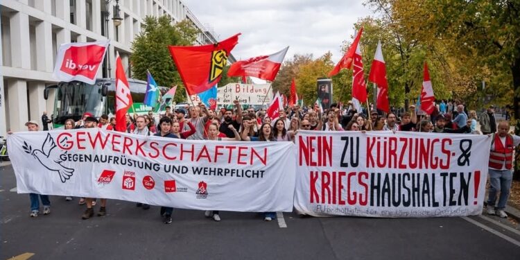 Germania, în stradă împotriva războiului și reînarmării. Zeci de mii de oameni au manifestat la Berlin și Stuttgart