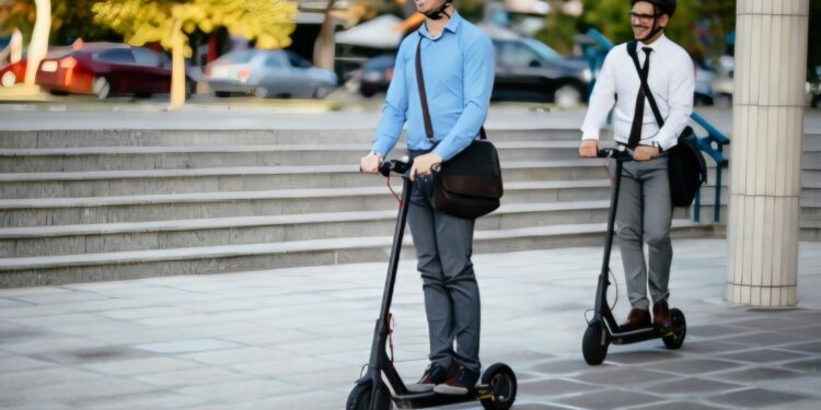 Permis pentru trotinetă sau curs obligatoriu de legislație rutieră? Parlamentul pregătește noi reguli pentru utilizatorii trotinetelor electrice