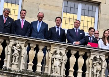 NATO, premiată pentru „pace” la Münster, în mijlocul protestelor. Friedrich Merz și Mark Rutte, întâmpinați de manifestanți