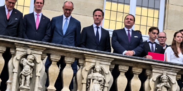 NATO, premiată pentru „pace” la Münster, în mijlocul protestelor. Friedrich Merz și Mark Rutte, întâmpinați de manifestanți